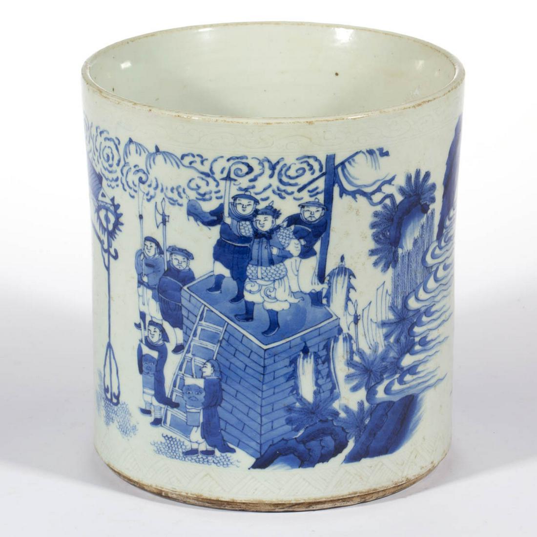 CHINESE EXPORT PORCELAIN BLUE AND WHITE BRUSH POT: CHINESE EXPORT PORCELAIN BLUE AND WHITE BRUSH POT, featuring a scene depicting various figures, many dressed as warriors holding weapons, and some standing on a platform. Unmarked. Probably 20th centu