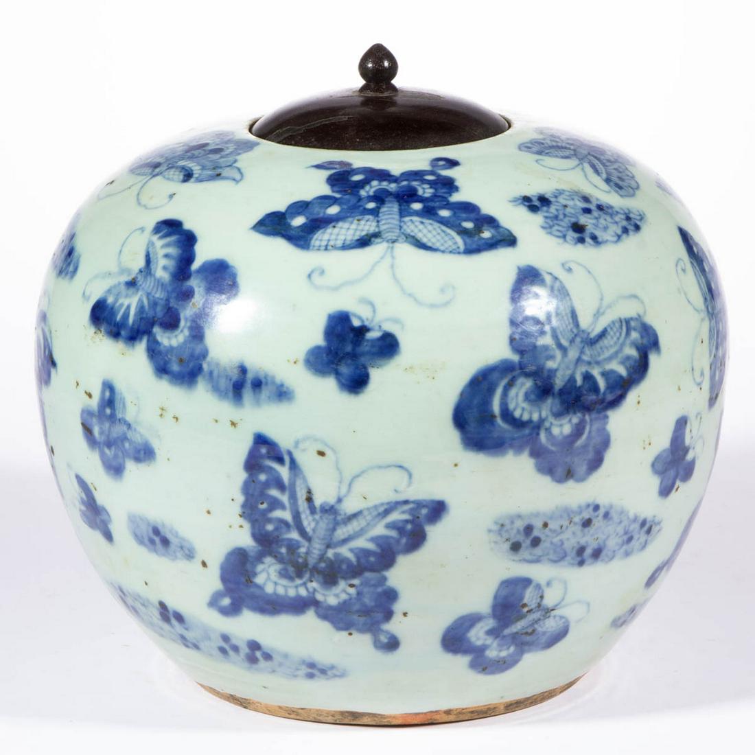 CHINESE EXPORT PORCELAIN BLUE AND WHITE GINGER JAR: CHINESE EXPORT PORCELAIN BLUE AND WHITE GINGER JAR, featuring hand-painted butterfly motif with wooden cover. Unmarked. 19th century. 9 3/8" HOA. Undamaged with minor wear. Provenance: From a Culpeper