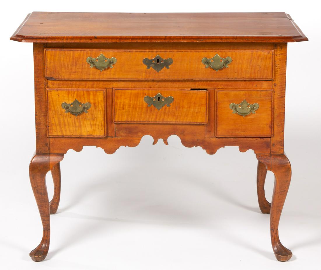 DELAWARE VALLEY QUEEN ANNE TIGER MAPLE DRESSING TABLE (1 of 8)