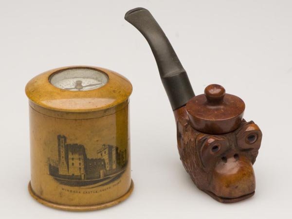 VARIOUS WOODEN ARTICLES, LOT OF TWO: VARIOUS WOODEN ARTICLES, LOT OF TWO, consisting of a pipe, carved in the form of a monkey head, impressed on upper bowl "WALLY FRANK / LTD. / IMPORTED BRIAR" and "ITALY", and a mauchline ware box with