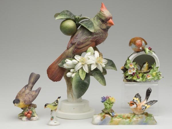 PORCELAIN BIRD FIGURES, LOT OF FIVE: PORCELAIN BIRD FIGURES, LOT OF FIVE, hand painted polychrome naturalistic coloration, including two Royal Worcester, together with three others. Second half 20th century. Various sizes. Provenance: Es