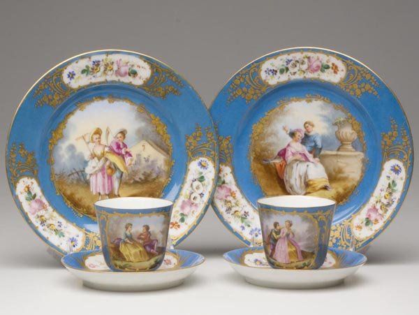 CONTINENTAL HAND-PAINTED PORCELAIN ARTICLES, LOT O: CONTINENTAL HAND-PAINTED PORCELAIN ARTICLES, LOT OF FOUR, polychrome decoration, consisting of two cups and saucers, and two plates, deep robin's egg blue background, central romantic vignettes with f