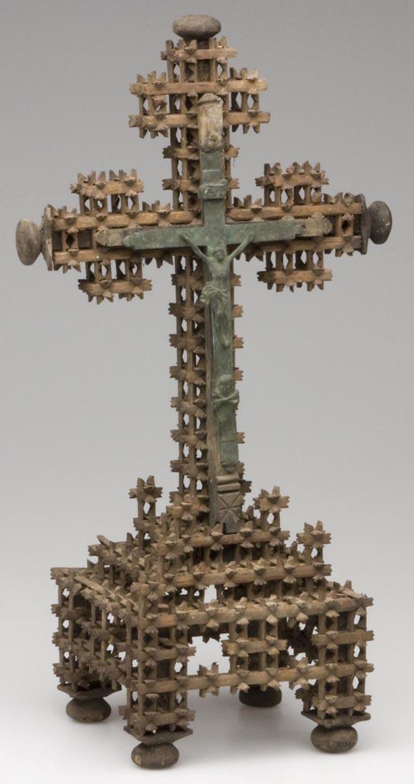 TRAMP ART CARVED CROWN OF THORNS CRUCIFIX: TRAMP ART CARVED CROWN OF THORNS CRUCIFIX, mounted with a brass or bronze cross with skull and cross bones below Christ figure, original dry surface. Late 19th/early 20th century. 14 1/2" h.