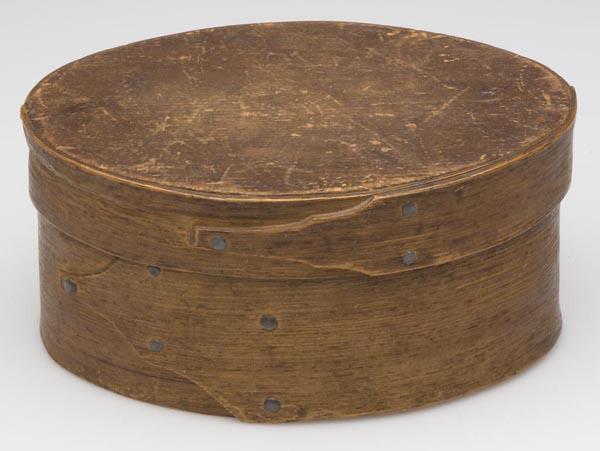 PENNSYLVANIA OVAL BENTWOOD PANTRY BOX: PENNSYLVANIA OVAL BENTWOOD PANTRY BOX, unusual cut-out lap fingers joined with what appears to be lead rivets, wooden pins securing the top of cover and bottom of box, excellent dry original surface. 