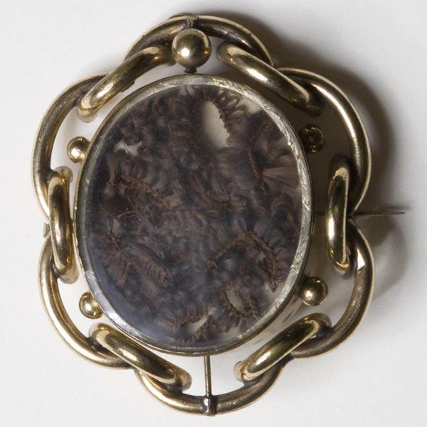 VICTORIAN HAIR-WORK MOURNING REVERSIBLE BROOCH / P: VICTORIAN HAIR-WORK MOURNING REVERSIBLE BROOCH / PENDANT, gold-filled, elaborately designed hair on one side and a period photo of a young lady on the other, each under beveled glass. Second half 19th