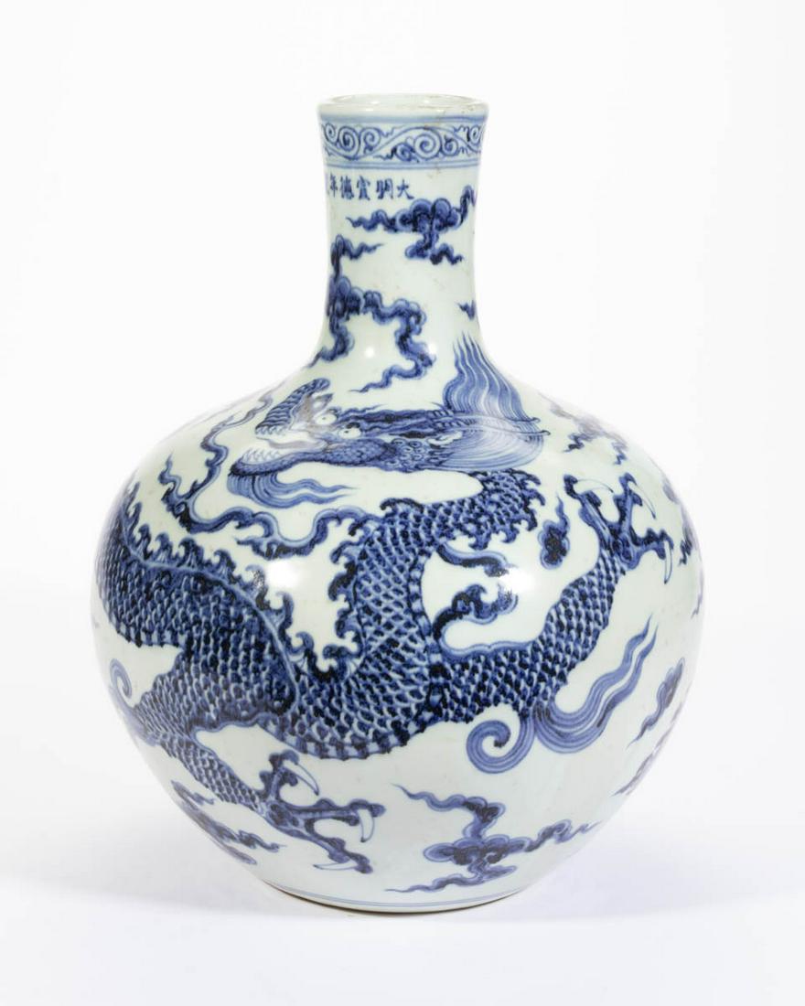 CHINESE EXPORT PORCELAIN BLUE AND WHITE VASE (1 of 6)