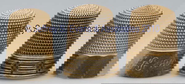 SIMONS BROTHERS 14K GOLD THIMBLES, LOT OF THREE: SIMONS BROTHERS 14K GOLD THIMBLES, LOT OF THREE, consisting of a Walls of Troy/Greek Key; a plain twelve-panel band; and a plain band. Each with maker's mark, "14K", and "A" in apex, one with monogram