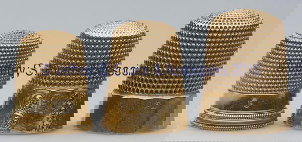 SIMONS BROTHERS 14K GOLD THIMBLES, LOT OF THREE: SIMONS BROTHERS 14K GOLD THIMBLES, LOT OF THREE, consisting of two paneled bands, including one with scrolls; and a plain double-band. Each with maker's mark, "14K", and paneled examples with an "A" i