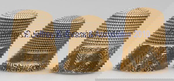 SIMONS BROTHERS 14K GOLD THIMBLES, LOT OF THREE: SIMONS BROTHERS 14K GOLD THIMBLES, LOT OF THREE, engraved and chased, consisting of a Fluted Octagon with patent date; a double-band with scrolls; and a scroll band with zig-zag pattern. Each with mak