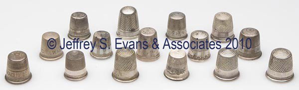 STERLING SILVER UTILITARIAN AND ADVERTISING THIMBL: STERLING SILVER UTILITARIAN AND ADVERTISING THIMBLES, LOT OF 15, various patterns, including two "Domestic Sewing Machines", a "Chalmers Pearls", and an example marked "COIN". No maker's marks, three 