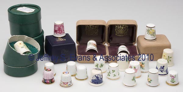 ASSORTED COUNTRIES PORCELAIN THIMBLES, LOT OF 23: ASSORTED COUNTRIES PORCELAIN THIMBLES, LOT OF 23, various hand-painted floral decorations, consisting of eight Irish including five Belleek examples with three in original boxes; three Royal Tara / Ta