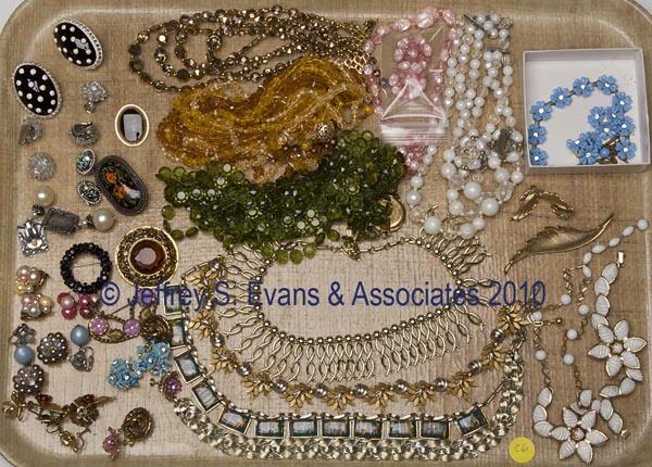 ASSORTED LOT OF VINTAGE COSTUME JEWELRY: ASSORTED LOT OF VINTAGE COSTUME JEWELRY, uncounted, comprised of necklaces, earrings, brooches, etc., four pieces marked Trifari. 20th century. Various sizes.