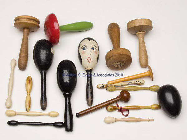 WOOD AND CELLULOID / PLASTIC DARNERS, LOT OF 17: WOOD AND CELLULOID / PLASTIC DARNERS, LOT OF 17, consisting of 14 wood examples and four celluloid/plastic, mushroom and glove forms, one example with paint decorated face on egg, four examples with n