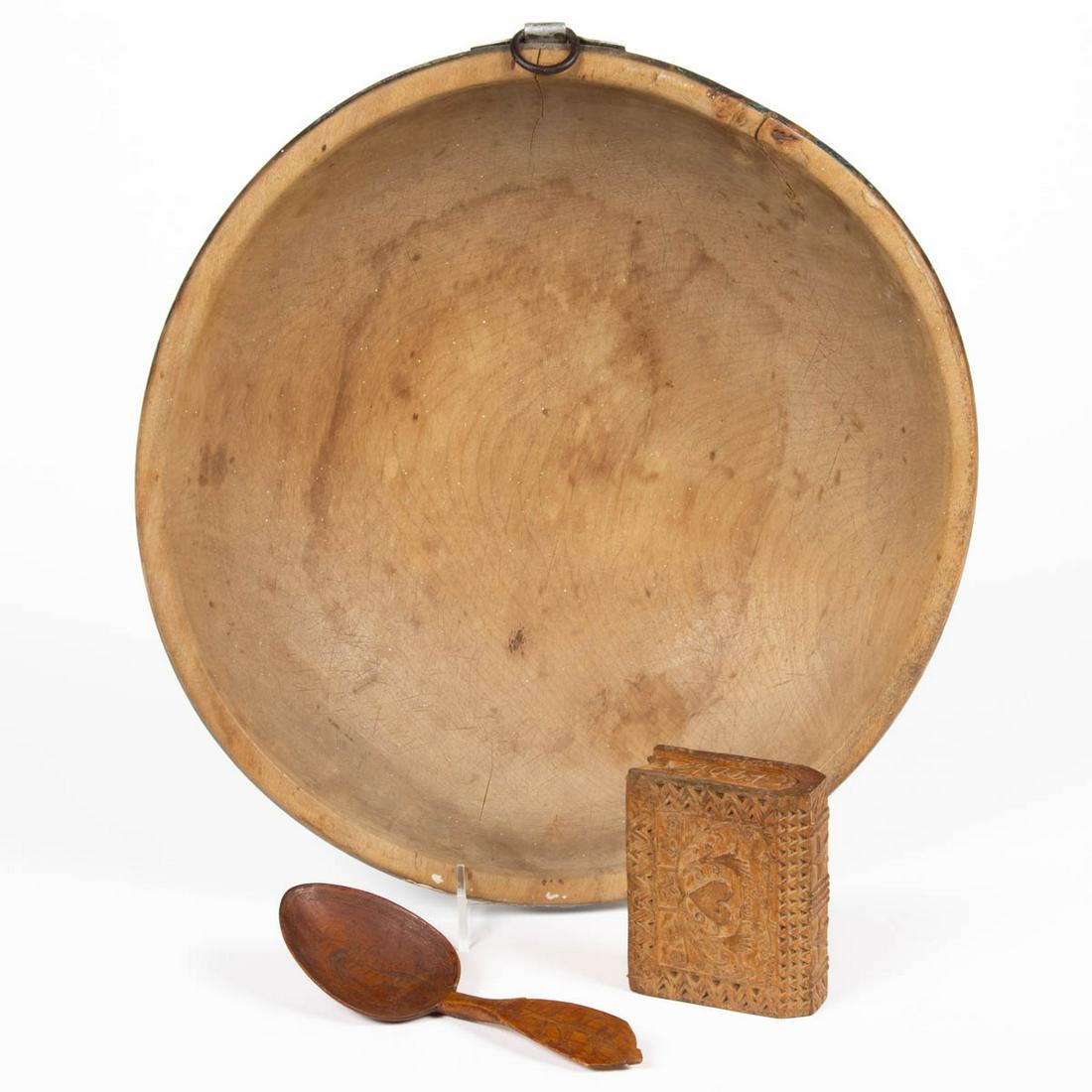 AMERICAN COUNTRY TREEN ARTICLES, LOT OF TWO.: AMERICAN COUNTRY TREEN ARTICLES, LOT OF TWO., comprising a painted turned bowl, and spruce gum slide-lid box with carved deer head and dated "1906". Together with a carved European spoon. Three pieces