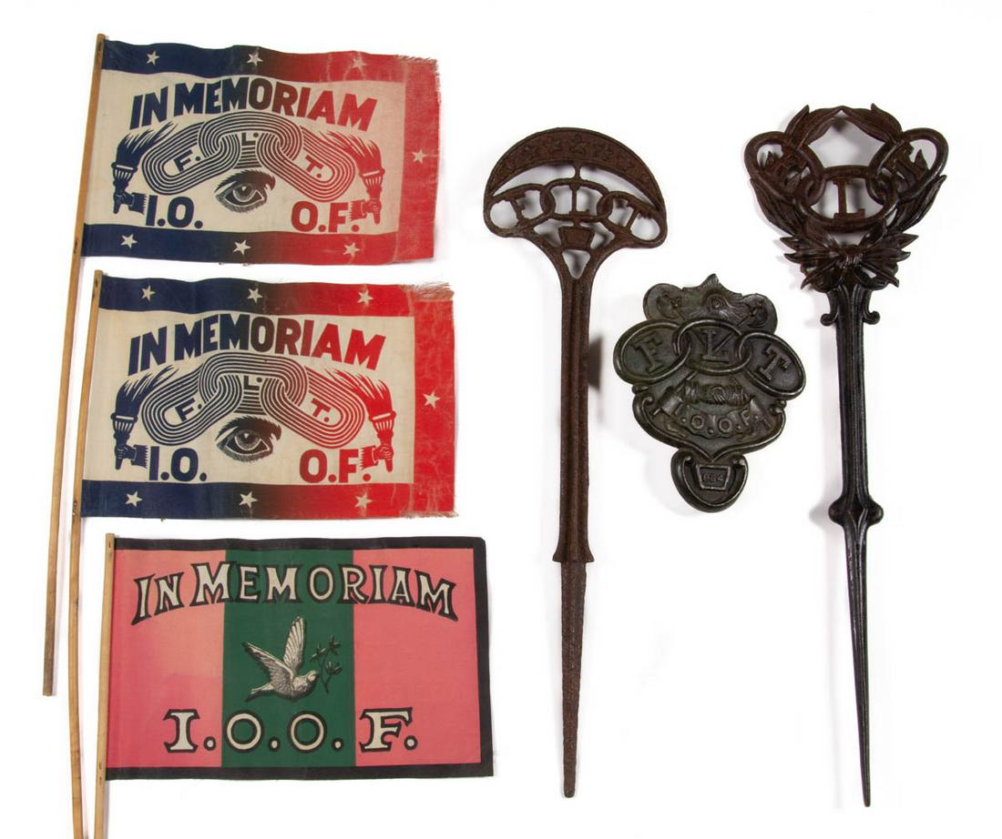 AMERICAN ODD FELLOWS / LODGE GRAVE MARKER / FLAG: AMERICAN ODD FELLOWS / LODGE GRAVE MARKER / FLAG RELATED ARTICLES, LOT OF SIX, comprising three grave marker / flag holds, including one stamped "834", and three printed cotton "MEMORIAM" flags, inclu