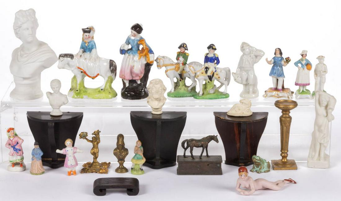 DOLLHOUSE / MINIATURE CERAMIC AND OTHER DECORATIVE: DOLLHOUSE / MINIATURE CERAMIC AND OTHER DECORATIVE ACCESSORIES, LOT OF 27, including three wooden console tables, four busts including two bisque, one white-painted wood, and one brass, a bisque statu