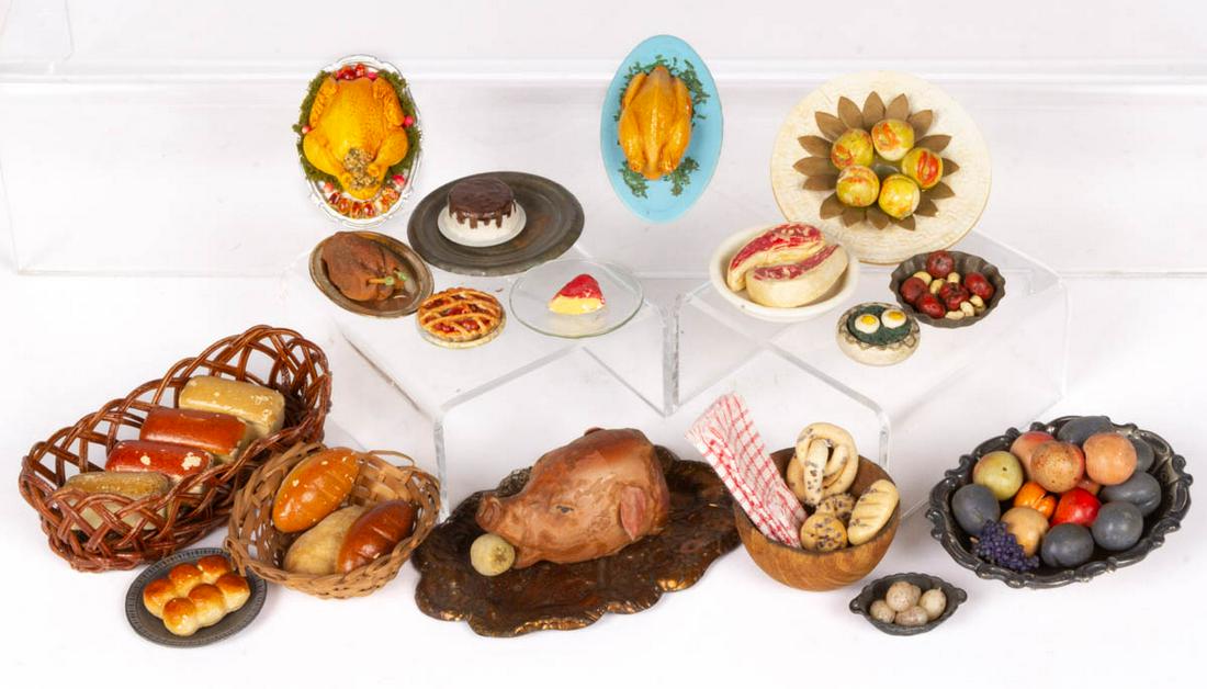 ASSORTED DOLLHOUSE / MINIATURE FOOD AND TABLE: ASSORTED DOLLHOUSE / MINIATURE FOOD AND TABLE ACCESSORIES, UNCOUNTED LOT, more than 50 pieces, food made of various materials such as composition, including chickens, a pig head, a pot, bread, tomatoe