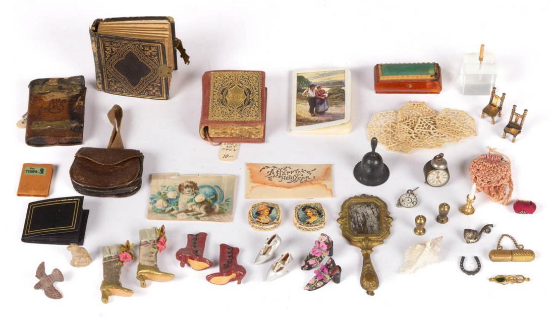 ASSORTED DOLLHOUSE / MINIATURE CLOTHING AND DECORATIVE (1 of 4)