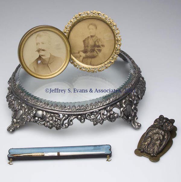 VARIOUS VINTAGE METAL ARTICLES, LOT OF FIVE: VARIOUS VINTAGE METAL ARTICLES, LOT OF FIVE, comprising a brass owl paper clip, a silver-plate plateau, two gilt-brass easel-back frames, and a mother-of-pearl pen, in appropriate box. Second half 19t