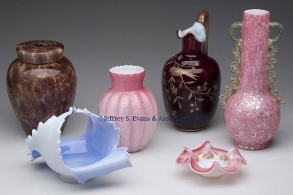 VARIOUS VICTORIAN AND OTHER GLASS ARTICLES, LOT OF: VARIOUS VICTORIAN AND OTHER GLASS ARTICLES, LOT OF SIX, including a cased tortoise-shell covered jar, with iron red and gilt floral decoration, polished base, together with five other articles. 19th/2
