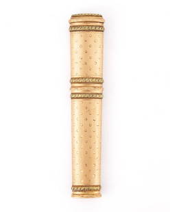 FRENCH 18K TWO-TONED GOLD BODKIN CASE / ETUI: FRENCH 18K TWO-TONED GOLD BODKIN CASE / ETUI, tapered ovoid form with engine-turned engraving to exterior featuring repeated circle pattern, accented by green-hue bands, possibly later engraved "CR"