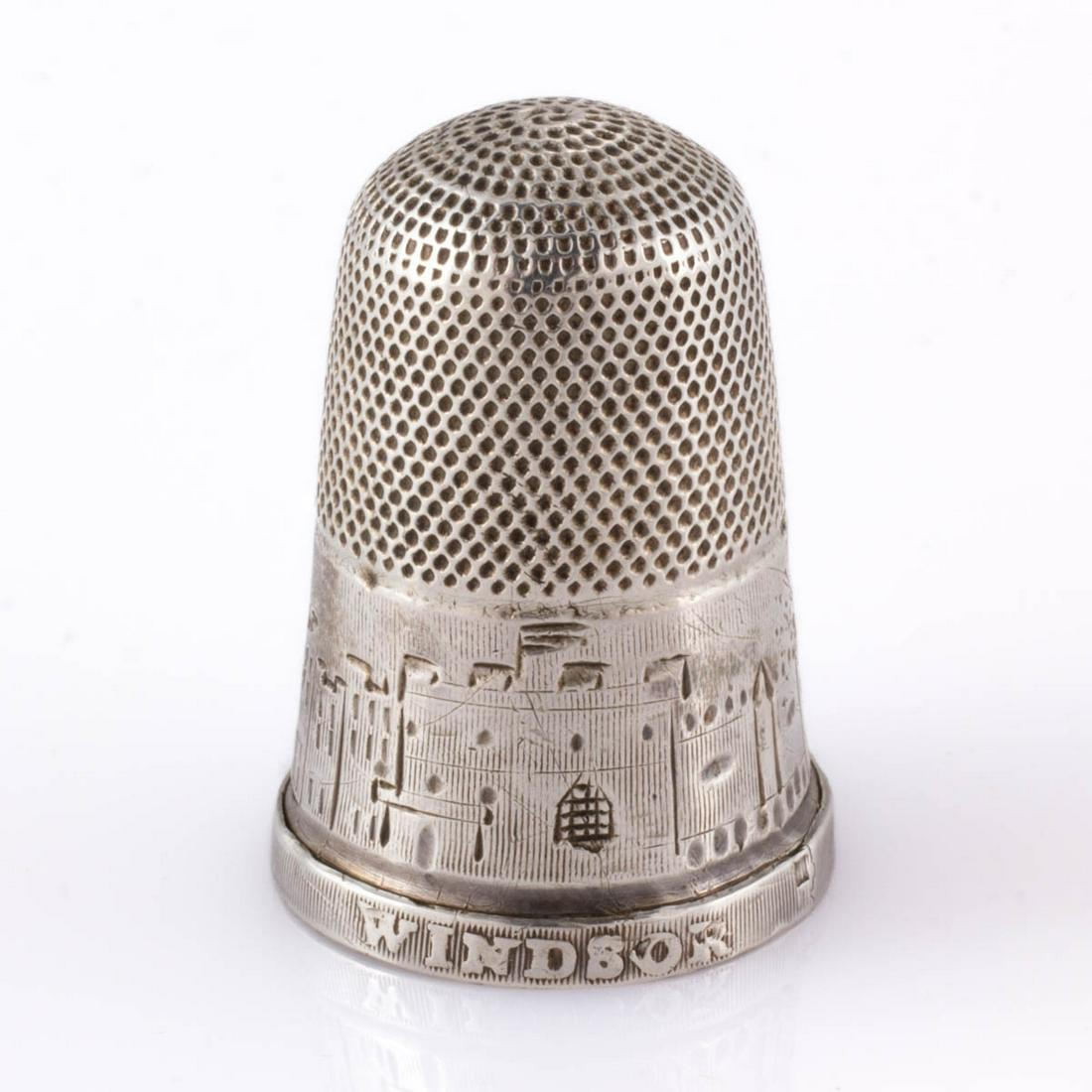 ENGLISH WINDSOR CASTLE COMMEMORATIVE SILVER SEWING THIMBLE (1 of 1)