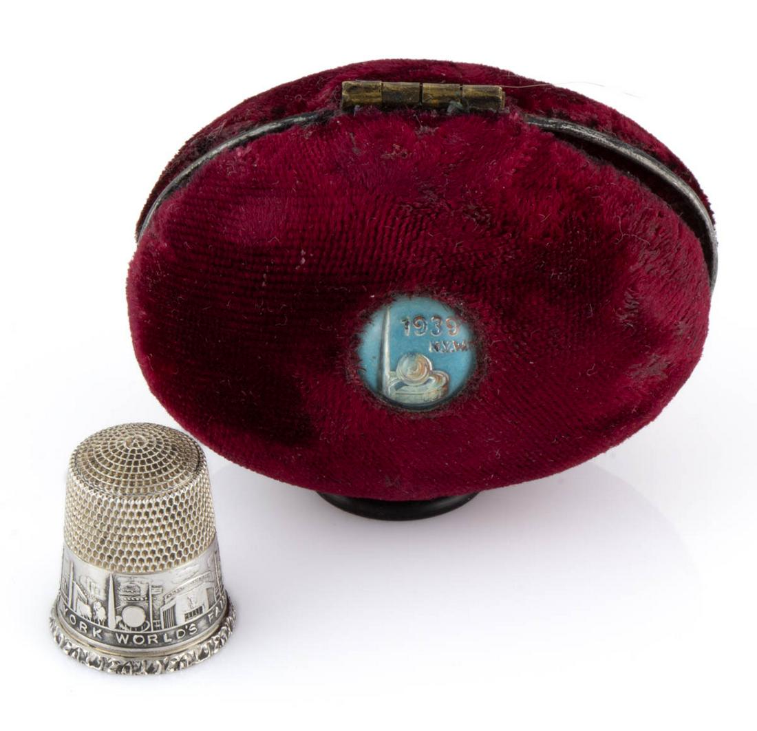 SIMONS BROTHERS NEW YORK WORLD'S FAIR STERLING SILVER SEWING THIMBLE WITH CASE (1 of 1)