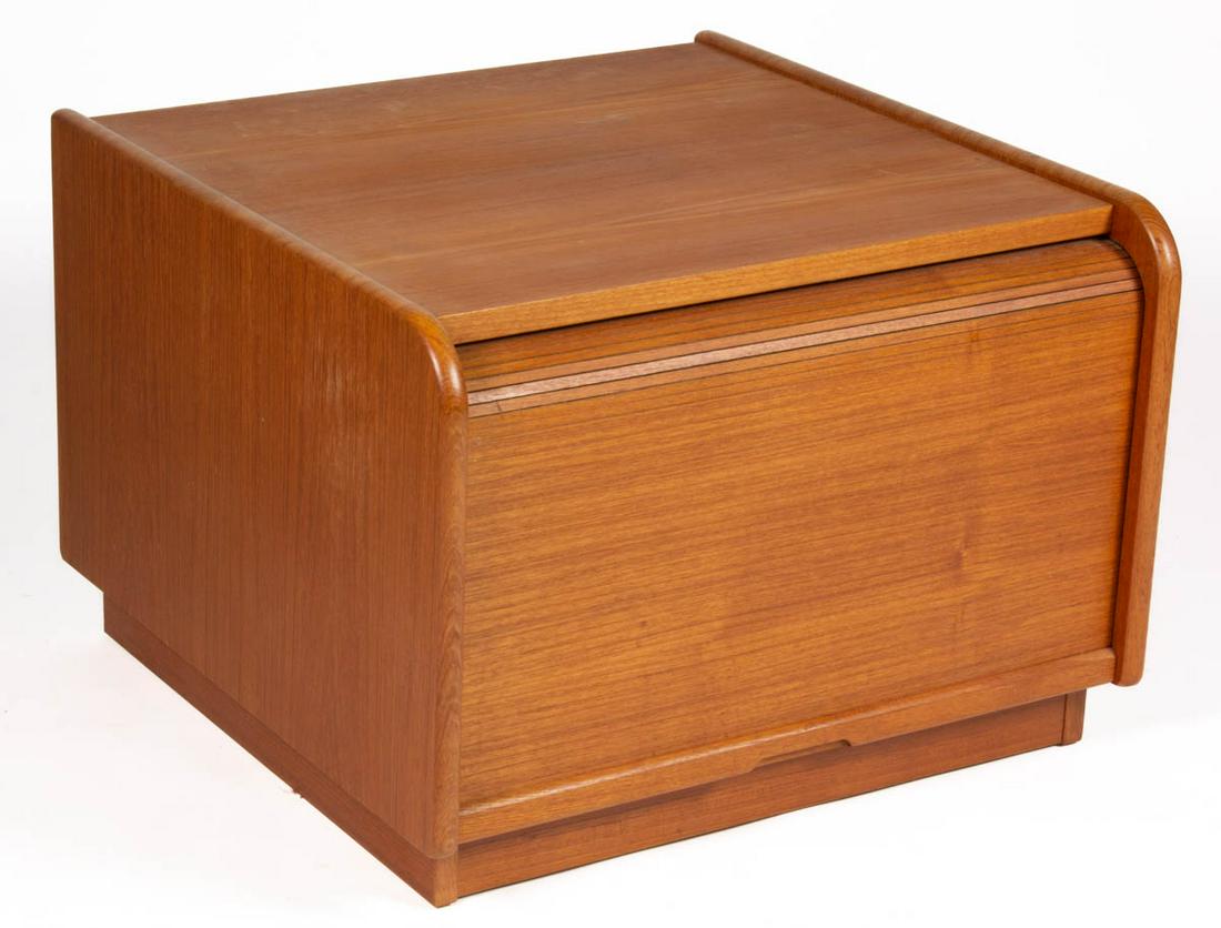 MID-CENTURY MODERN TEAKWOOD COFFEE TABLE (1 of 7)