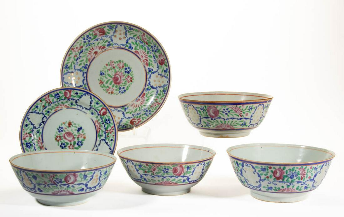 CHINESE EXPORT FAMILLE ROSE PORCELAIN TABLE ARTICLES, LOT OF SIX (1 of 4)