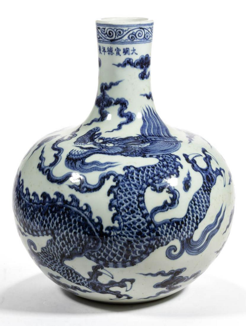 CHINESE EXPORT PORCELAIN BLUE AND WHITE VASE (1 of 5)