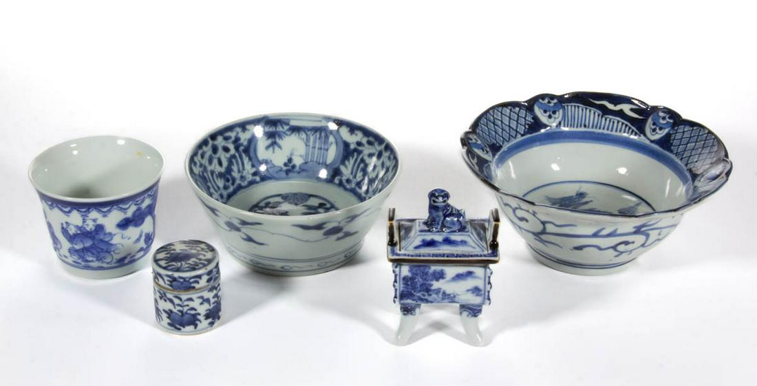 CHINESE / JAPANESE BLUE AND WHITE PORCELAIN ARTICLES, LOT OF FIVE (1 of 4)