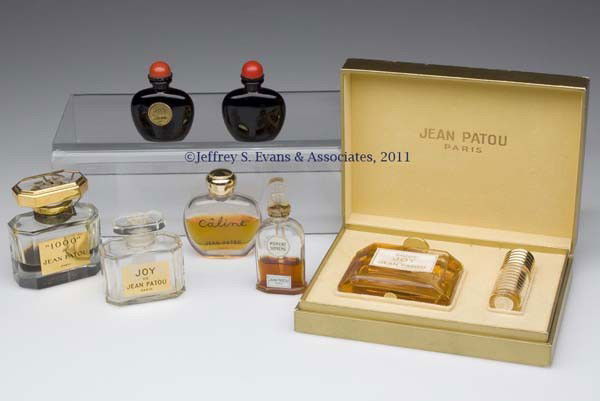 JEAN PATOU COMMERCIAL FRAGRANCE BOTTLES, LOT OF SEV: JEAN PATOU COMMERCIAL FRAGRANCE BOTTLES, LOT OF SEVEN, colorless and black, comprising an "Eau de Joy" two-piece set in original box; two Art Deco black bottles, one with original "Joy" label; and thr