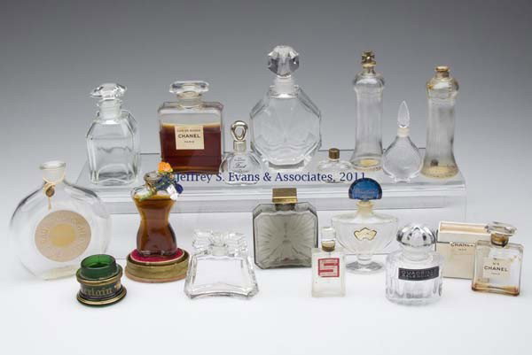 VARIOUS DESIGNERS' COMMERCIAL FRAGRANCE BOTTLES, LO: VARIOUS DESIGNERS' COMMERCIAL FRAGRANCE BOTTLES, LOT OF 17, most colorless, including Schiaparelli, Prince Matchabelli, Chanel, Balenciaga and others, nine with original labels, two with some contents