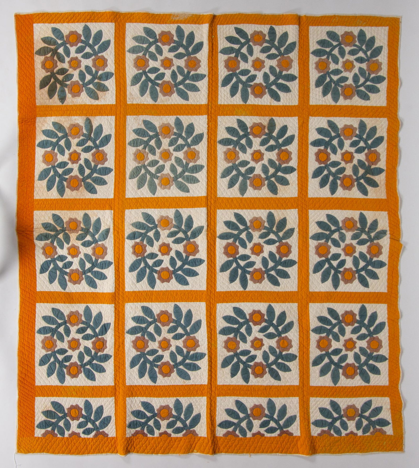 VIRGINIA "WREATH OF ROSES" APPLIQUE QUILT (1 of 6)
