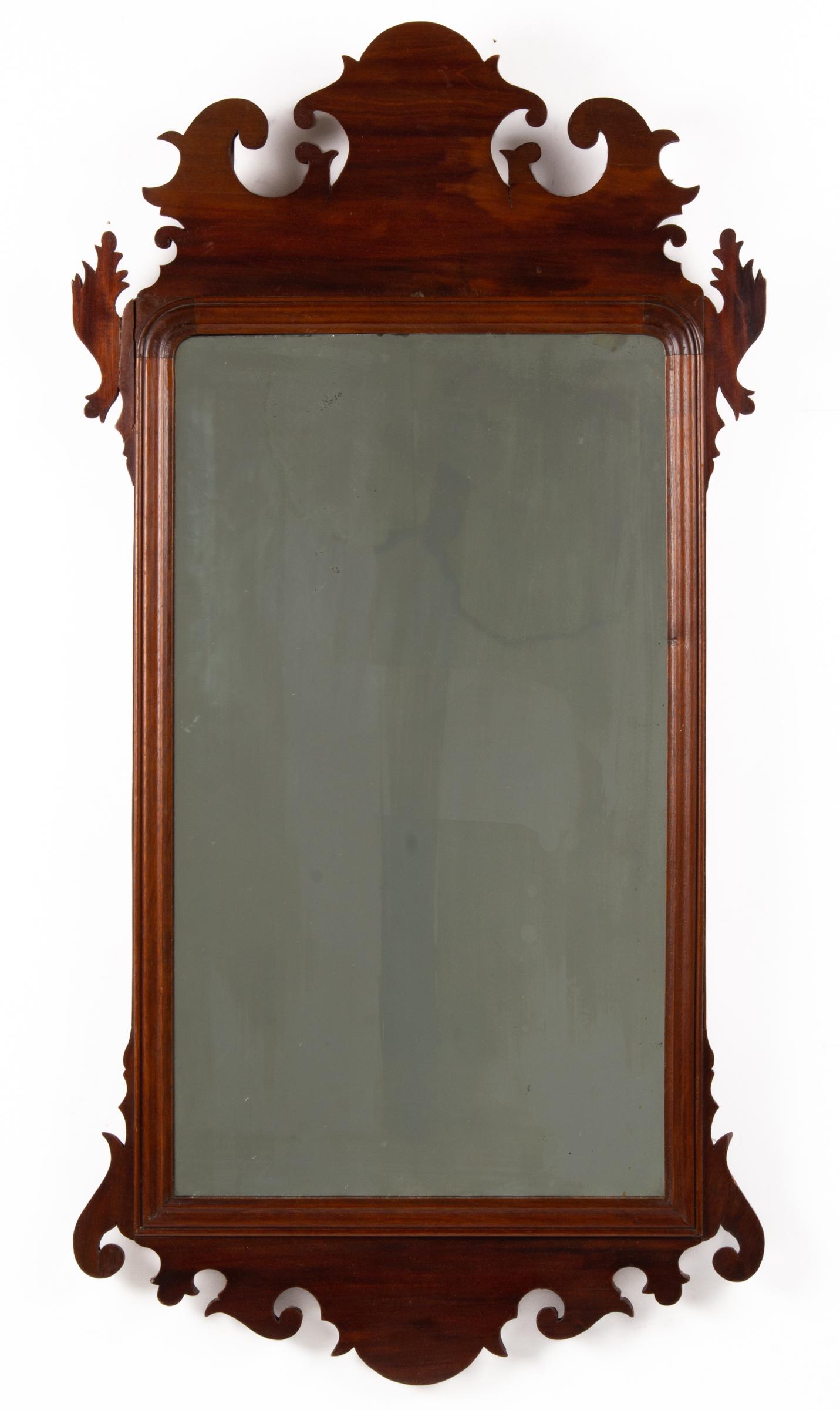 AMERICAN OR BRITISH CHIPPENDALE MAHOGANY LOOKING GLASS / WALL MIRROR (1 of 3)
