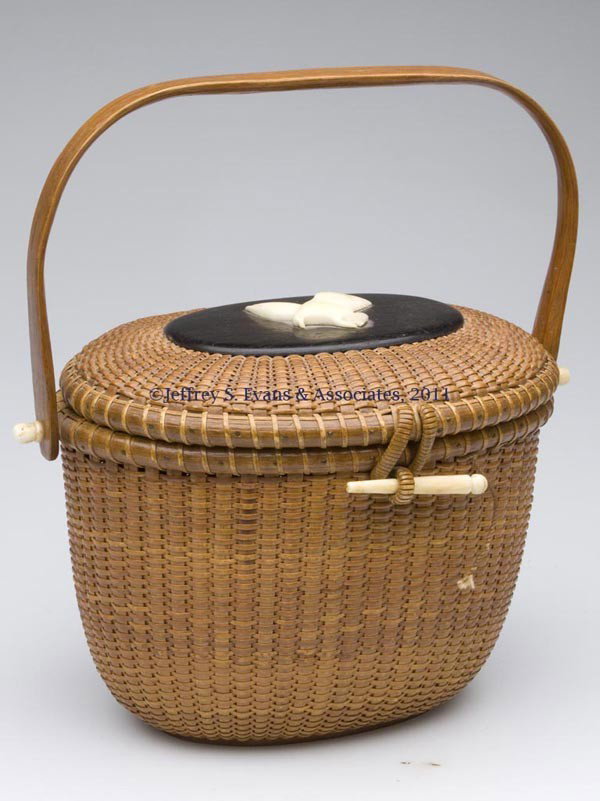 JOSE FORMOSO REYES (1902-1980), NANTUCKET, MA PURS: JOSE FORMOSO REYES (1902-1980), NANTUCKET, MA PURSE BASKET, oval form with bail handle, wooden base, hinged cover with applied ivory seagull, signed "MADE IN / NANTUCKET" above a map and "Jose Formoso