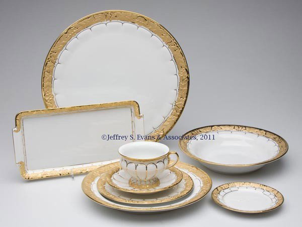 MEISSEN GOLD LEAF PORCELAIN DINNER SERVICE: MEISSEN GOLD LEAF PORCELAIN DINNER SERVICE, burnished and polished gilding, 67 pieces, comprising twelve 10 1/8" dinner plates, twelve 7 1/2" salad plates, twelve 5 3/8" bread and butter plates, fourt