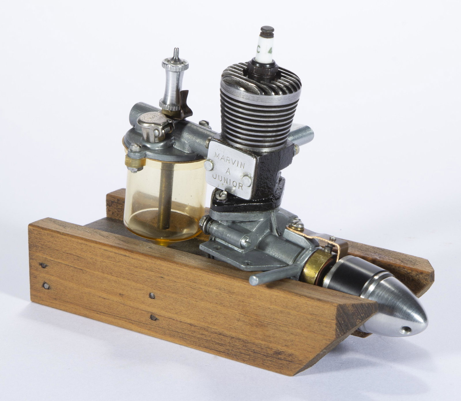 MARVIN MANUFACTURING "MARVIN A JUNIOR" 1946 MODEL AIRPLANE ENGINE, (1 of 3)