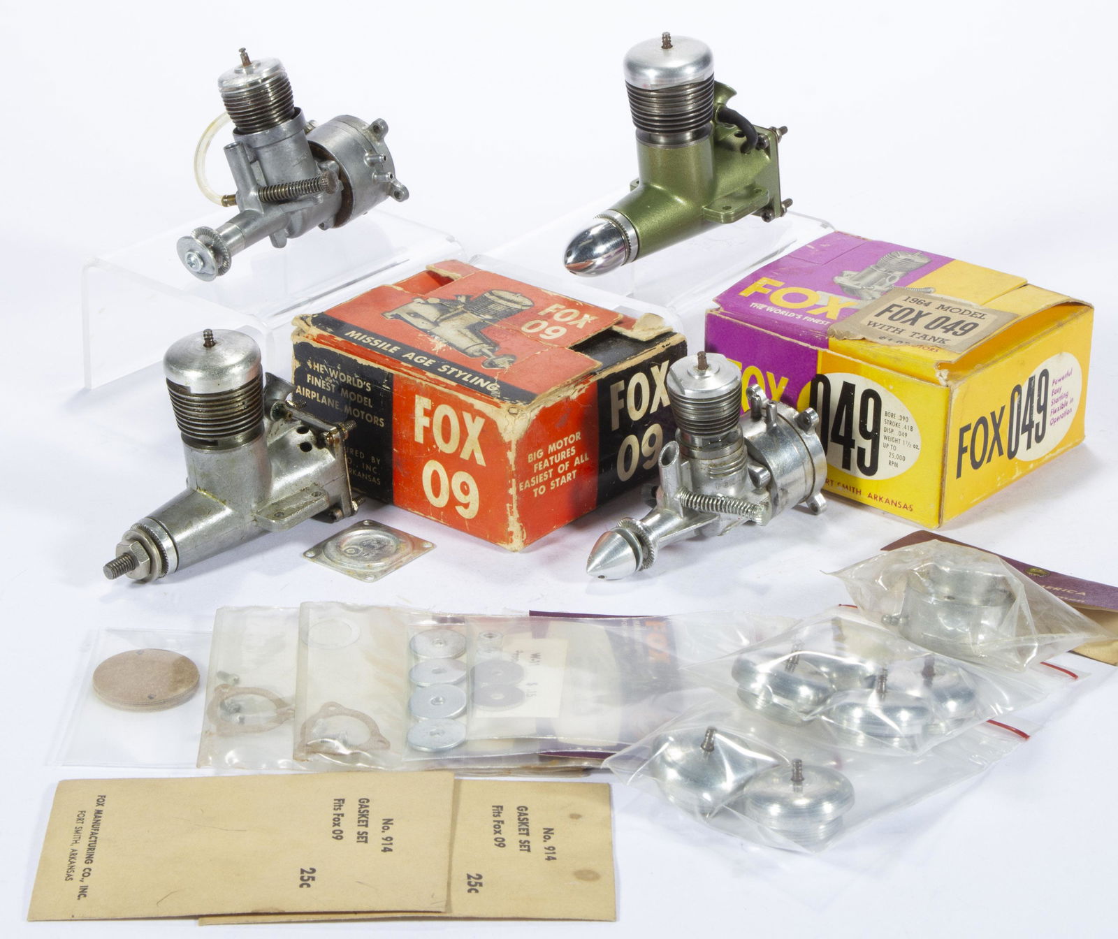 FOX MANUFACTURING CO. ASSORTED GLOW MODEL 09 AND 049 MODEL AIRPLANE ENGINES AND PARTS, LOT OF (1 of 4)