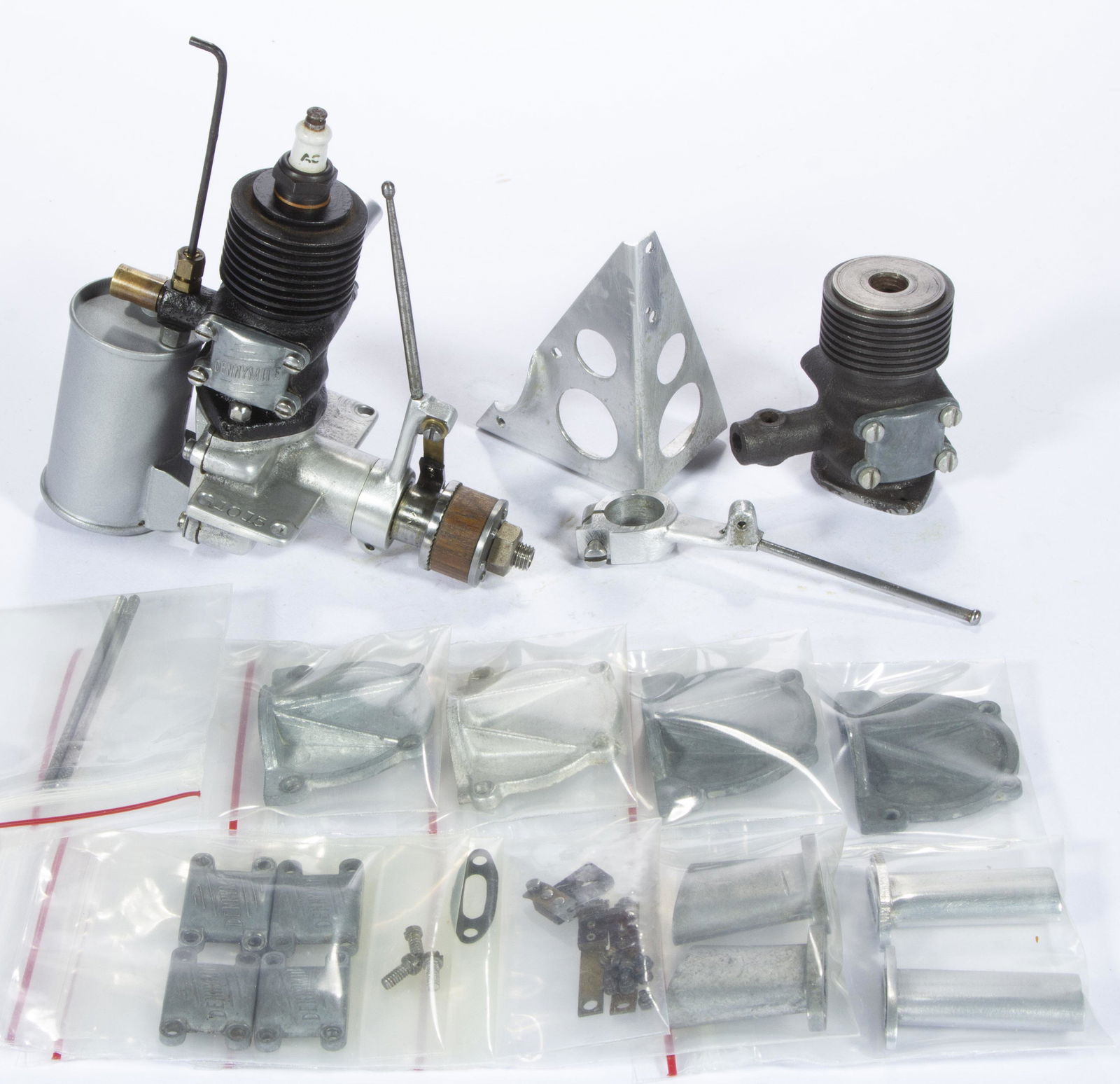 DENNYMITE INDUSTRIES 1937 MODEL AIRPLANE ENGINE AND PARTS, LOT OF APPROXIMATELY 15 ARTICLES, (1 of 3)