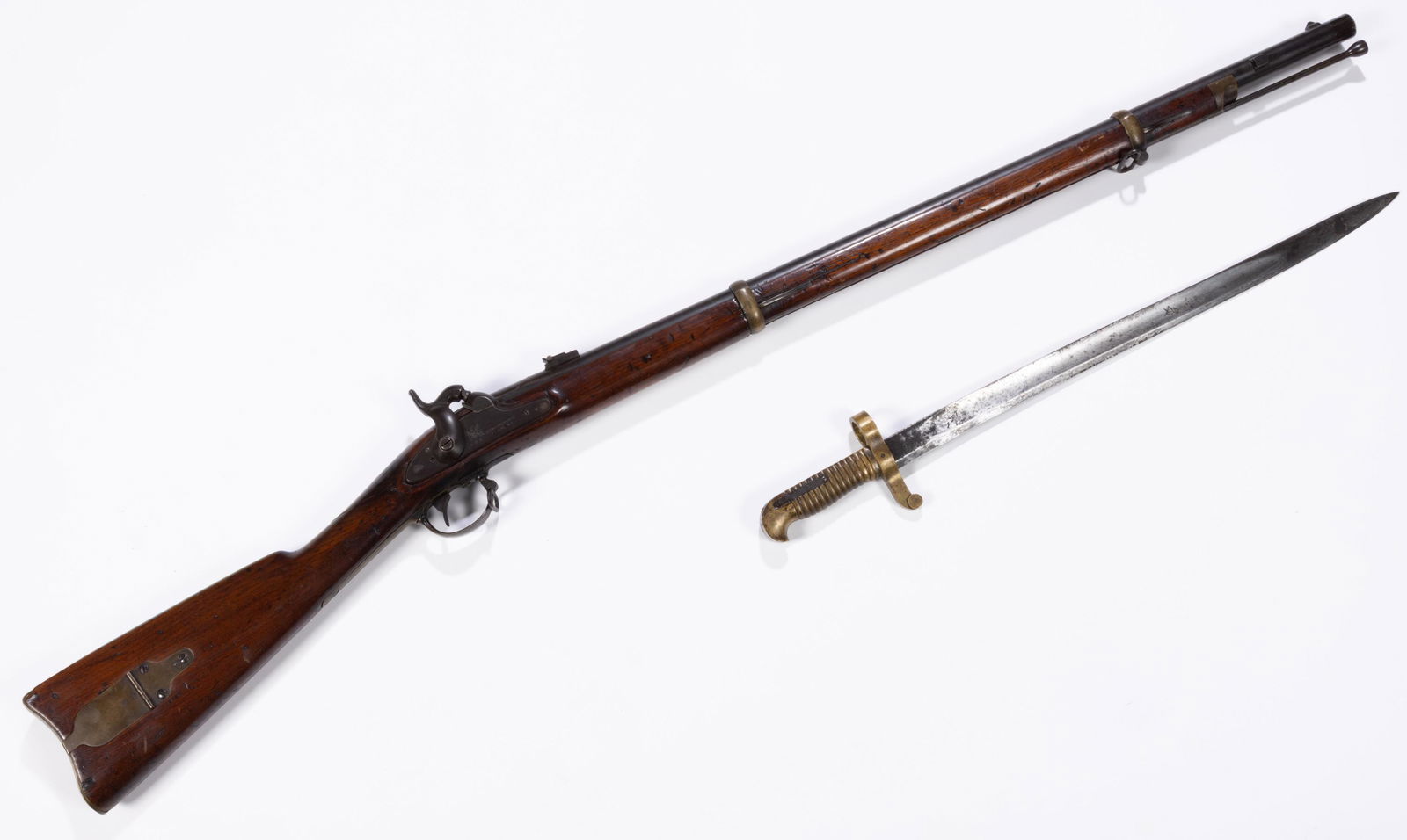 CIVIL WAR REMINGTON 1863 ZOUAVE PERCUSSION RIFLE: CIVIL WAR REMINGTON 1863 ZOUAVE PERCUSSION RIFLE, 58 caliber, walnut full-stock with two brass barrel bands, "U.S." marked buttplate, and two-piece patchbox; barrel marked "1863", "VP / Eagle head" pr