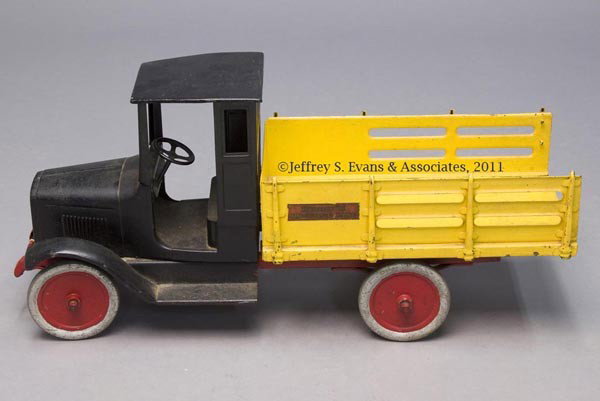 BUDDY "L" PRESSED STEEL BAGGAGE LINE TOY TRUCK: BUDDY "L" PRESSED STEEL BAGGAGE LINE TOY TRUCK enclosed cab and open bed, solid metal wheels and tires with operable steering wheel. Old repaint and with original "BUDDY "L" BAGGAGE" decals to each si