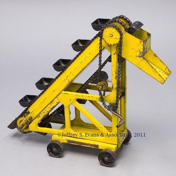 BUDDY "L" PRESSED STEEL SAND LOADER: BUDDY "L" PRESSED STEEL SAND LOADER body fitted on four pressed steel wheels, hand crank with chain conveyor in working condition, original yellow paint, original "BUDDY "L" SAND LOADER" decals to eac