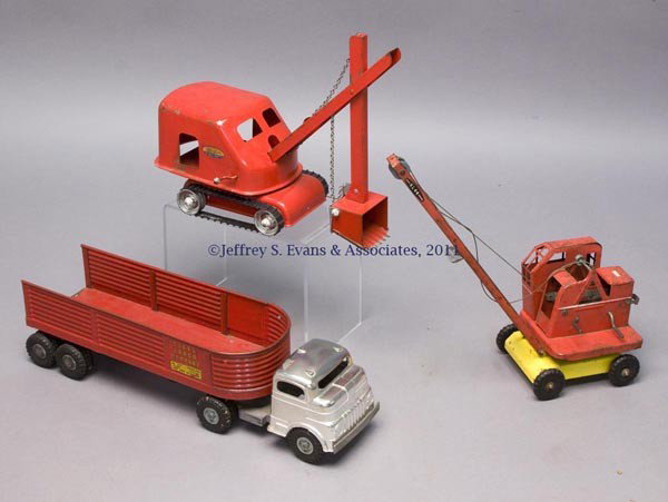 VARIOUS MANUFACTURERS PRESSED STEEL TOYS, LOT OF TH: VARIOUS MANUFACTURERS PRESSED STEEL TOYS, LOT OF THREE comprising Tri-ang operable Jones KL 44 crane, a Tonka operable steam shovel, and a Structo "Steel Cargo" semi with a die-cast truck and pressed 