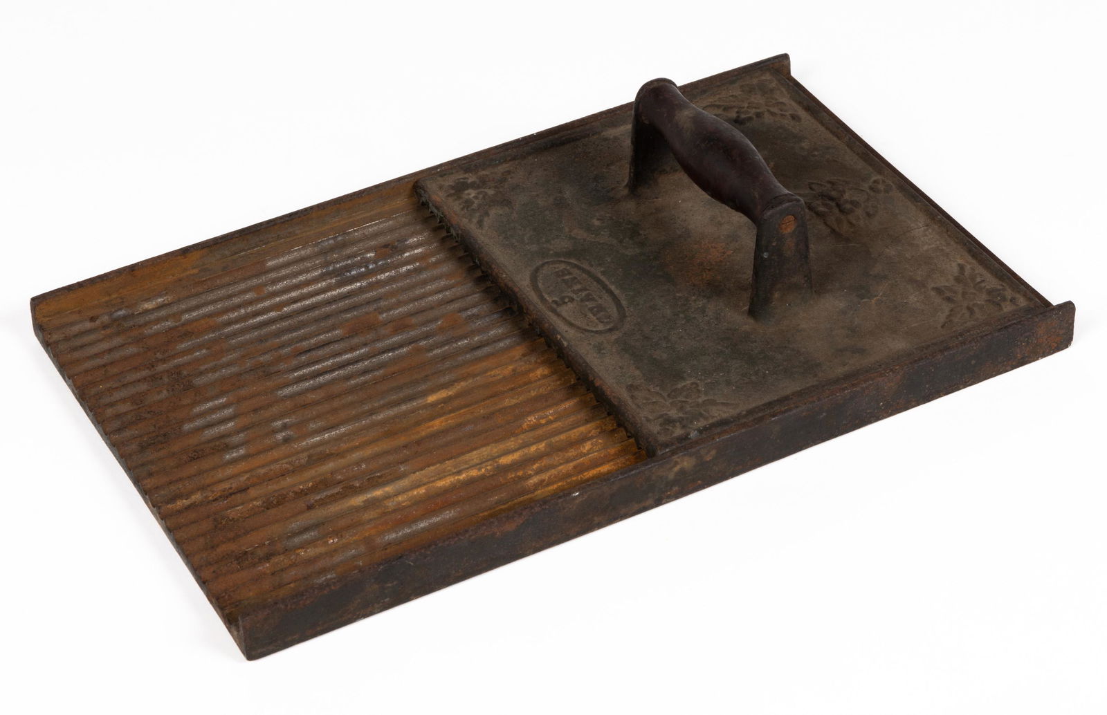 APOTHECARY / PHARMACEUTICAL CAST-IRON CARLETON & HOVEY PILL ROLLER (1 of 2)