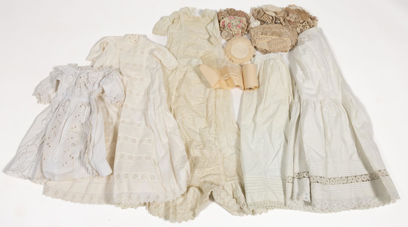 ANTIQUE / VINTAGE WHITE CLOTHING, LACE, AND LINENS, UNCOUNTED LOT (1 of 4)