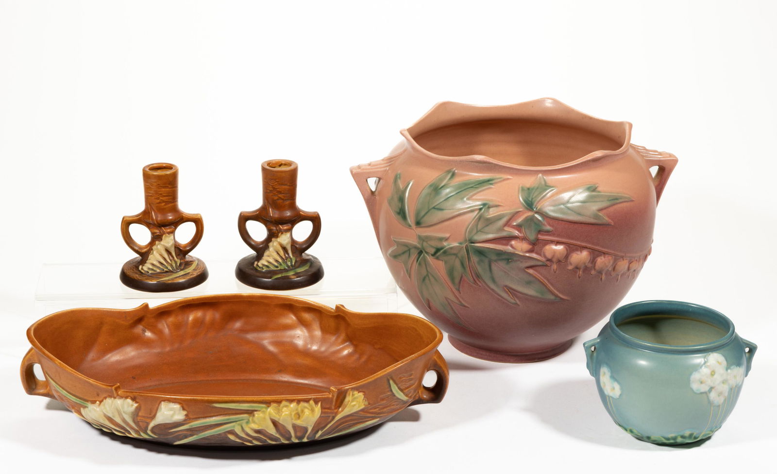 AMERICAN ROSEVILLE ART POTTERY ARTICLES, LOT OF FIVE (1 of 5)