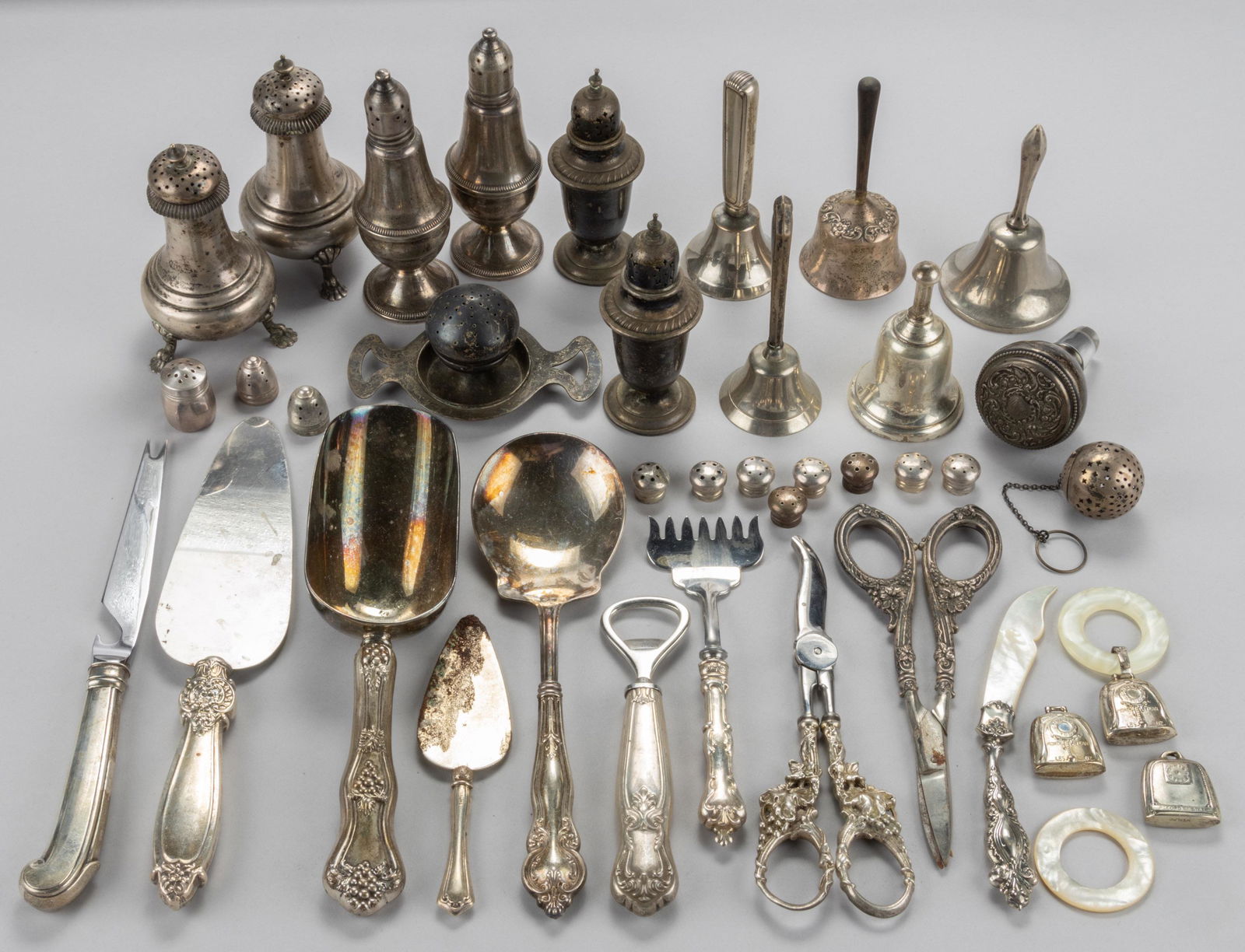 ASSORTED STERLING SILVER AND STERLING-HANDLED ARTICLES, UNCOUNTED LOT (1 of 3)