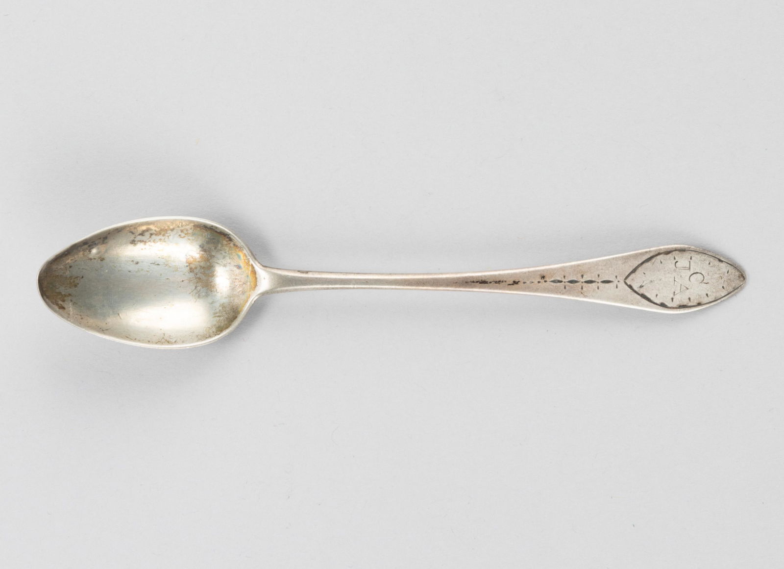 AMERICAN, POSSIBLY PHILADELPHIA / SOUTH CAROLINA, ENGRAVED-DECORATED COIN SILVER TEASPOON (1 of 1)