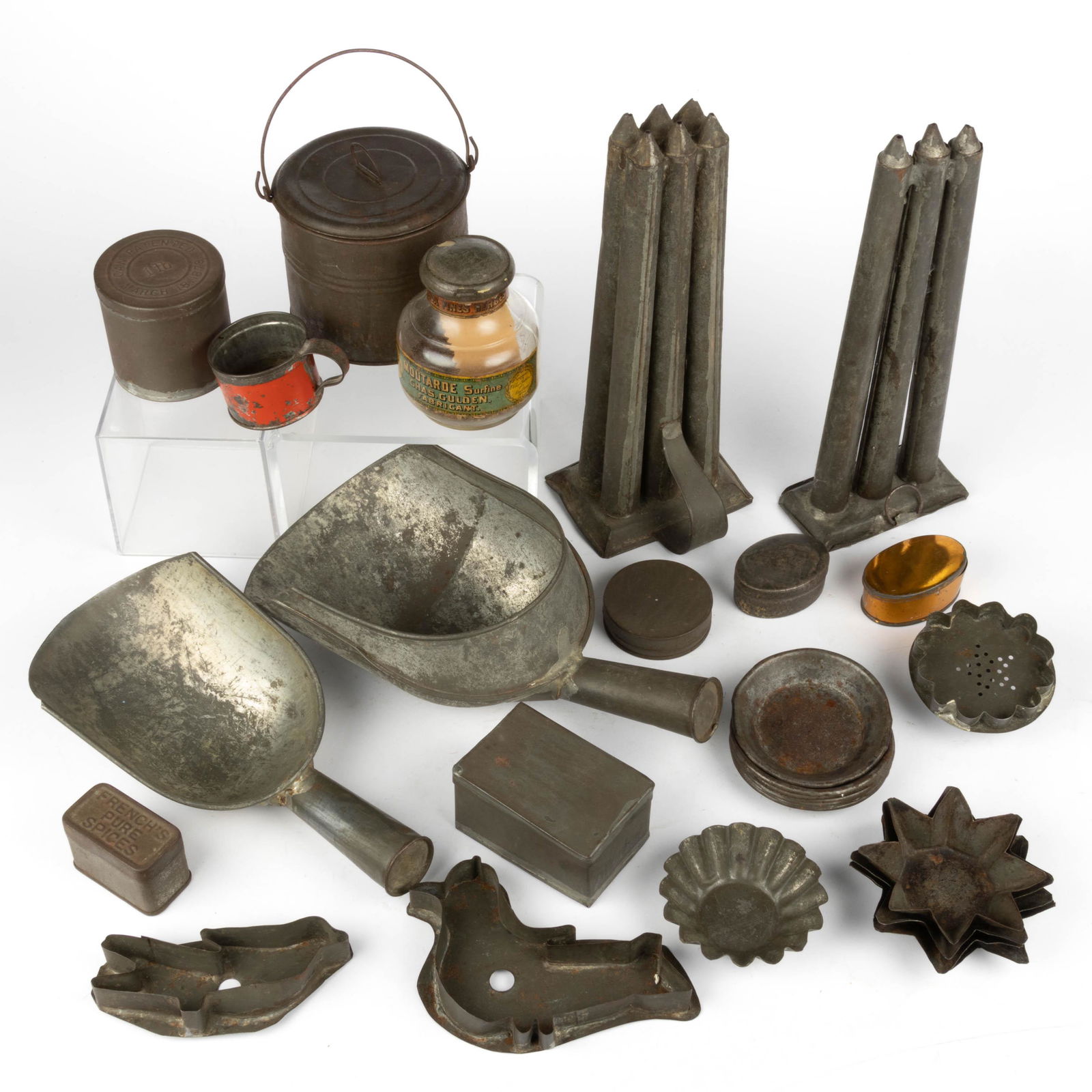 ASSORTED TIN / TOLEWARE ARTICLES, UNCOUNTED LOT (1 of 3)